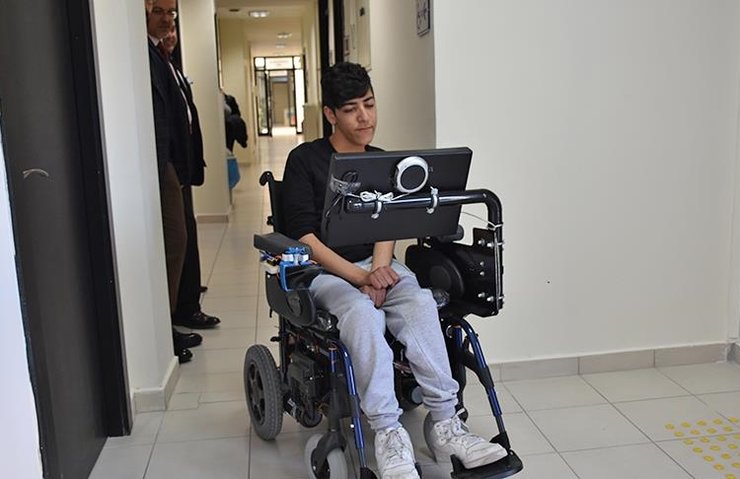 ODTÃ'lü bilim insanları, hiçbir fiziksel temas gerektirmeden sadece göz hareketleri ile kullanılabilen tekerlekli sandalye teknolojisi ile ilgili görsel sonucu