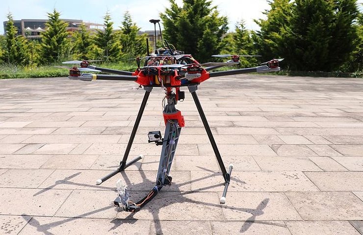 ÜNİVERSİTE ÖĞRENCİLERİNDEN ROBOT KOLLU DRONE
